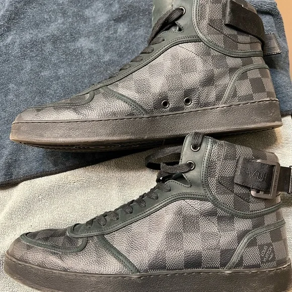 Men’s Louis Vuitton shoes - Picture 2 of 8